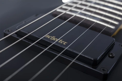 Schecter Demon-6 Aged Black Satin – potężne brzmienie i agresywny charakter
