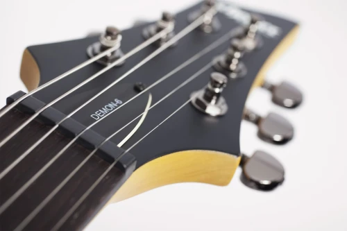 Schecter Demon-6 Aged Black Satin – potężne brzmienie i agresywny charakter