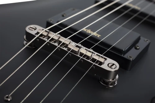 Schecter Demon-6 Aged Black Satin – potężne brzmienie i agresywny charakter
